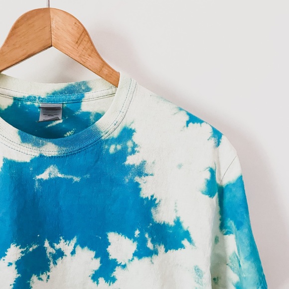 Gildan Tops - NWOT Distressed Gildan Crop Top